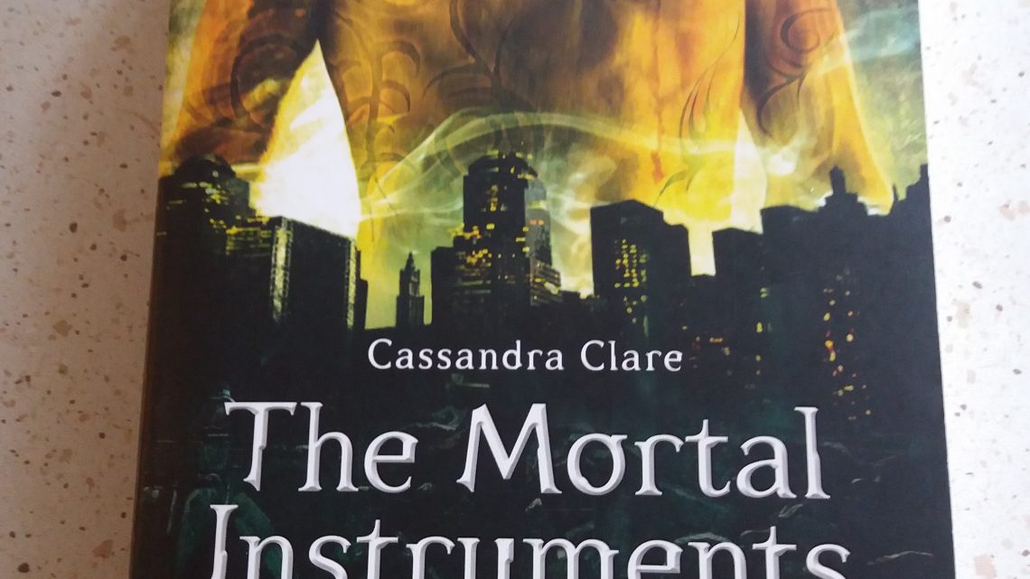 The Mortal Instruments tome 1 : La Cité des ténèbres de Cassandra Clare